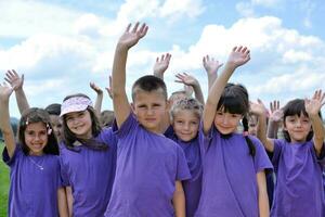 contento bambini gruppo avere divertimento nel natura foto