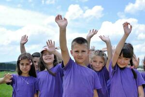 contento bambini gruppo avere divertimento nel natura foto