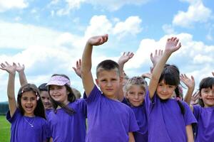 contento bambini gruppo avere divertimento nel natura foto