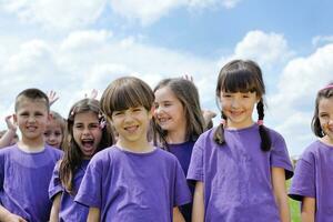 contento bambini gruppo avere divertimento nel natura foto