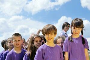 contento bambini gruppo avere divertimento nel natura foto