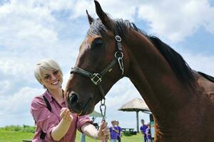 contento donna su cavallo foto