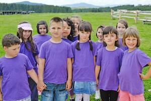 contento bambini gruppo avere divertimento nel natura foto