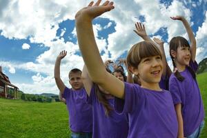 contento bambini gruppo avere divertimento nel natura foto