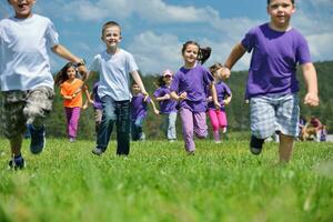 contento bambini gruppo avere divertimento nel natura foto