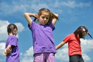 contento bambini gruppo avere divertimento nel natura foto