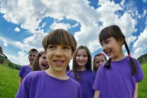 contento bambini gruppo avere divertimento nel natura foto