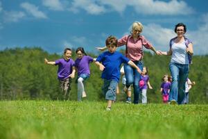 contento bambini gruppo avere divertimento nel natura foto