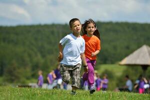 contento bambini gruppo avere divertimento nel natura foto