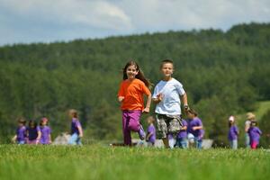 contento bambini gruppo avere divertimento nel natura foto