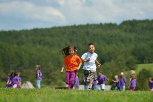 contento bambini gruppo avere divertimento nel natura foto