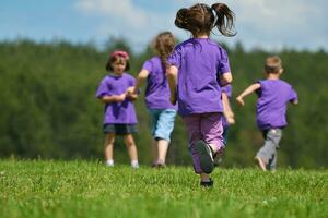 contento bambini gruppo avere divertimento nel natura foto