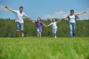 contento giovane famiglia avere divertimento all'aperto foto