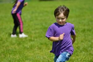 contento bambini gruppo avere divertimento nel natura foto