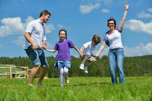 contento giovane famiglia avere divertimento all'aperto foto