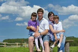 contento giovane famiglia avere divertimento all'aperto foto