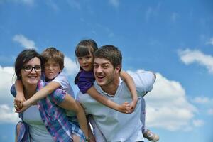 contento giovane famiglia avere divertimento all'aperto foto