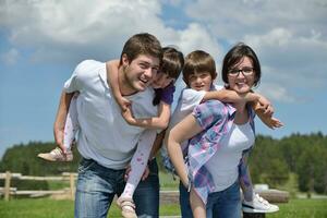 contento giovane famiglia avere divertimento all'aperto foto