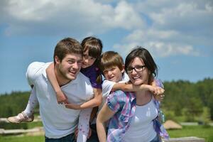 contento giovane famiglia avere divertimento all'aperto foto