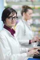 squadra di farmacista chimico donna nel farmacia farmacia foto