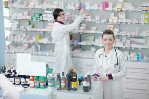 squadra di farmacista chimico donna nel farmacia farmacia foto