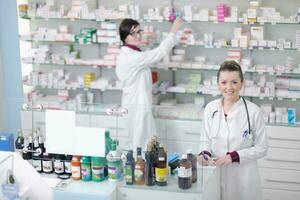 squadra di farmacista chimico donna nel farmacia farmacia foto