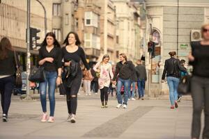 giovane incinta coppia avere divertimento e rilassare foto