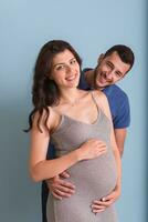 incinta coppia isolato al di sopra di blu sfondo foto