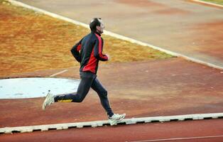 adulto uomo in esecuzione su Atletica traccia foto