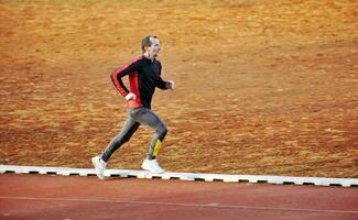 adulto uomo in esecuzione su Atletica traccia foto