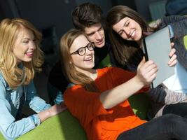 studenti gruppo Lavorando su scuola progetto insieme foto