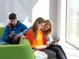 studenti gruppo Lavorando su scuola progetto insieme foto