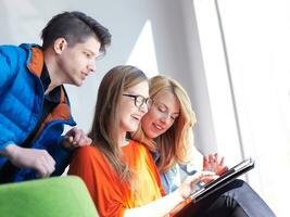 studenti gruppo Lavorando su scuola progetto insieme foto