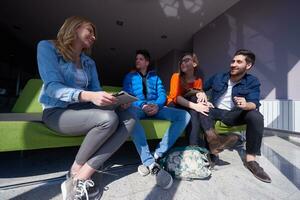 studenti gruppo in piedi insieme come squadra foto