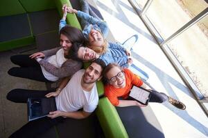 studenti gruppo Lavorando su scuola progetto insieme foto