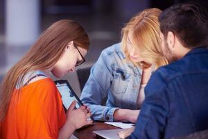 studenti gruppo Lavorando su scuola progetto insieme foto