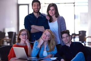 studenti gruppo in piedi insieme come squadra foto