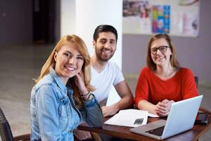 studenti gruppo in piedi insieme come squadra foto