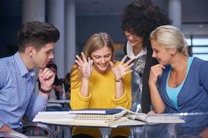 studenti gruppo studia foto