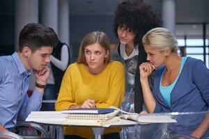 studenti gruppo studia foto