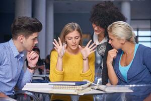 studenti gruppo studia foto