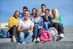 studenti al di fuori seduta su passaggi foto