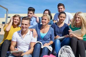 studenti al di fuori seduta su passaggi foto