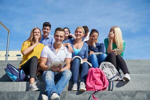 studenti al di fuori seduta su passaggi foto