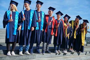 giovane laureati studenti gruppo foto