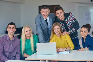 gruppo di studenti ottenere supporto a partire dal insegnante foto