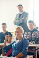 gruppo di studenti con insegnante su classe foto