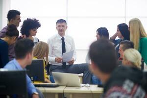 studenti con insegnante nel computer laboratorio classe foto