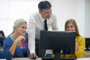 studenti con insegnante nel computer laboratorio classe foto