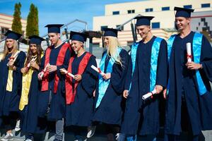 giovane laureati studenti gruppo foto